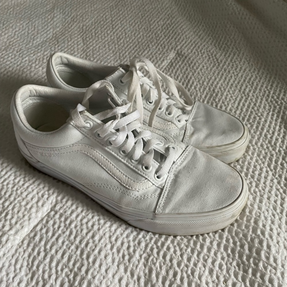 Gently used white vans 🤍✨